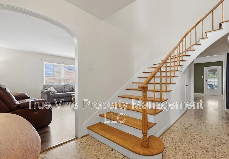 2423 W Gramercy Pl — Photo 3