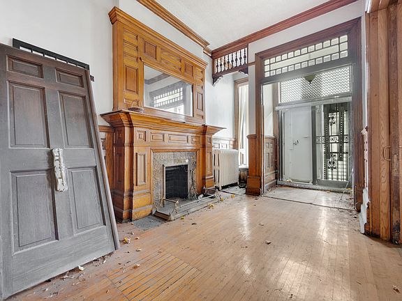 3rd image of 3143 S Giles Ave