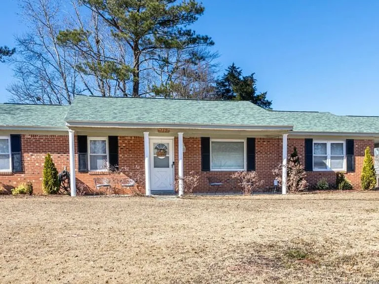 112 White Oak Blvd — Photo 1