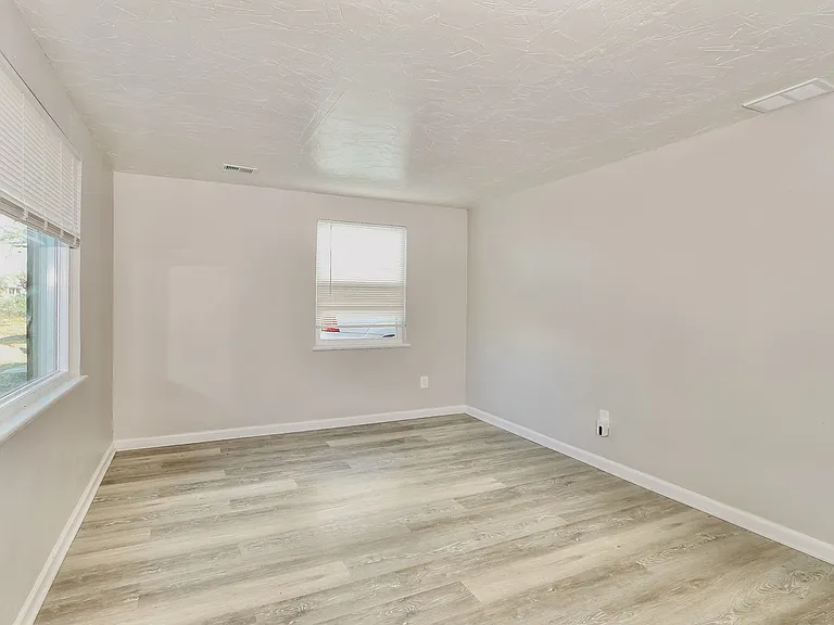 1493149_020_living_room_13427617.jpg