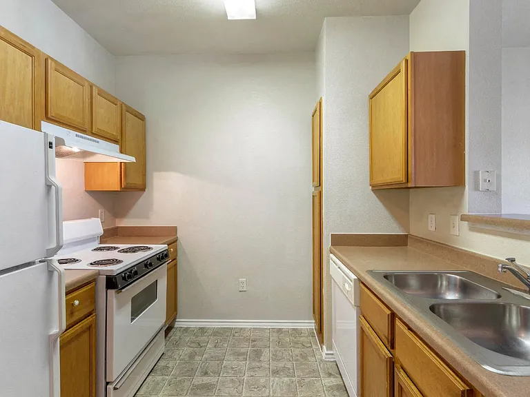 Sequoia Park Apartments — Photo 6