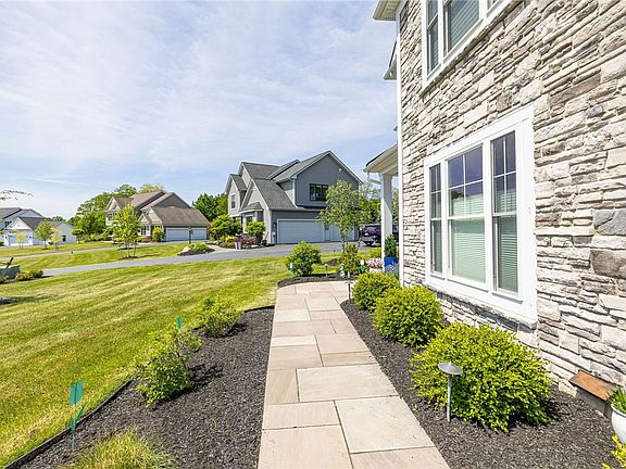 2nd image of 8 Ravenna Cres