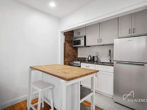 3rd image of 397 Clermont Ave #1R1
