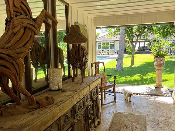 Throught the Japanese garden is the entrance to the home.