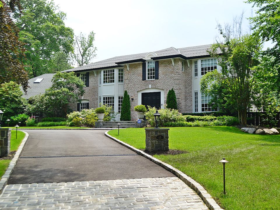 1st image of 15 Twin Ponds St