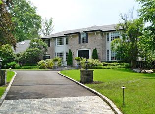15 Twin Ponds St, Great Neck, NY 11024