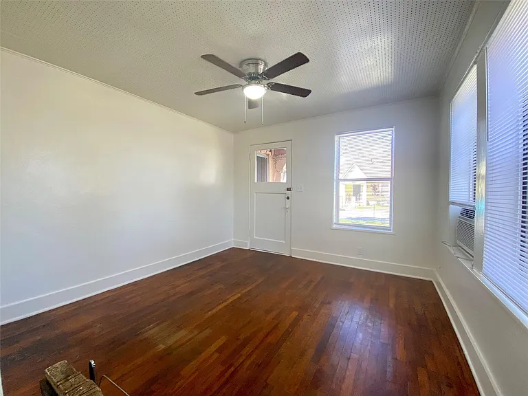 5009 Avenue G #A — Photo 3