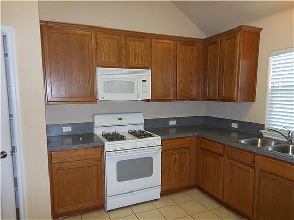 4th image of 406 Chaparral Dr