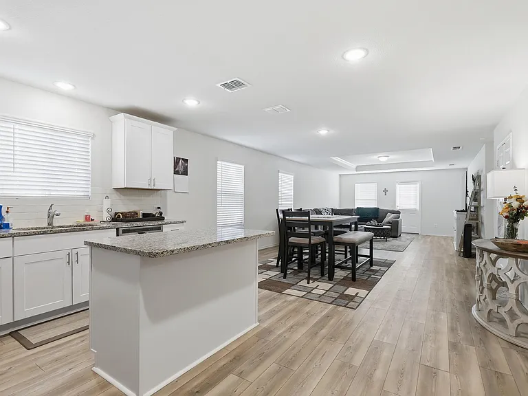 10101 Newtown Dr — Photo 3
