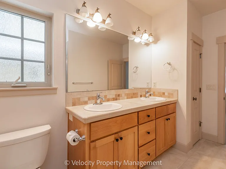 2469 NW Sacagawea Ln — Photo 11