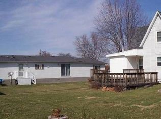 112 Elizabeth St, Stronghurst, IL 61480