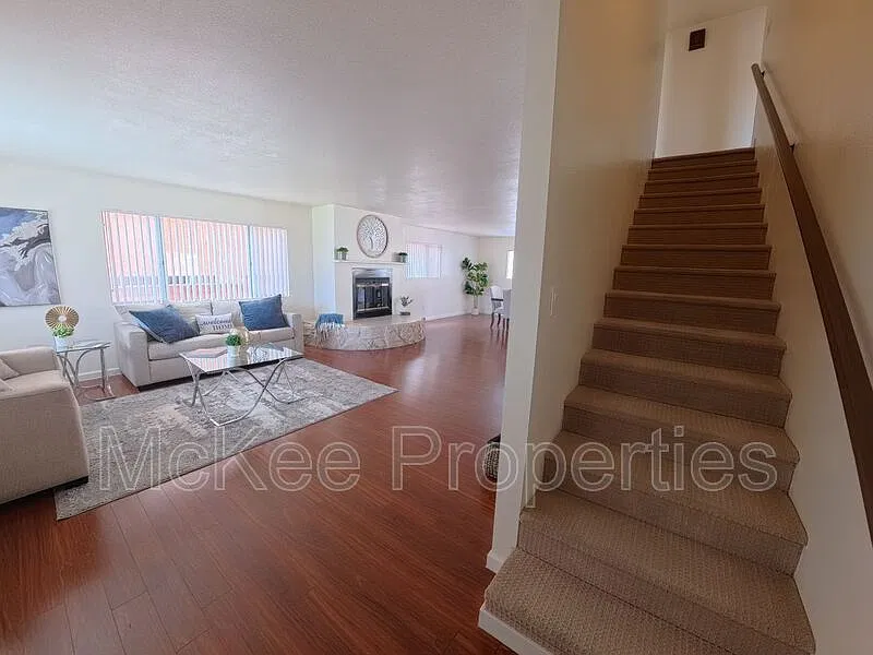 3 bed, 3.0 bath, 2000 sqft, $3,975 — Photo 2