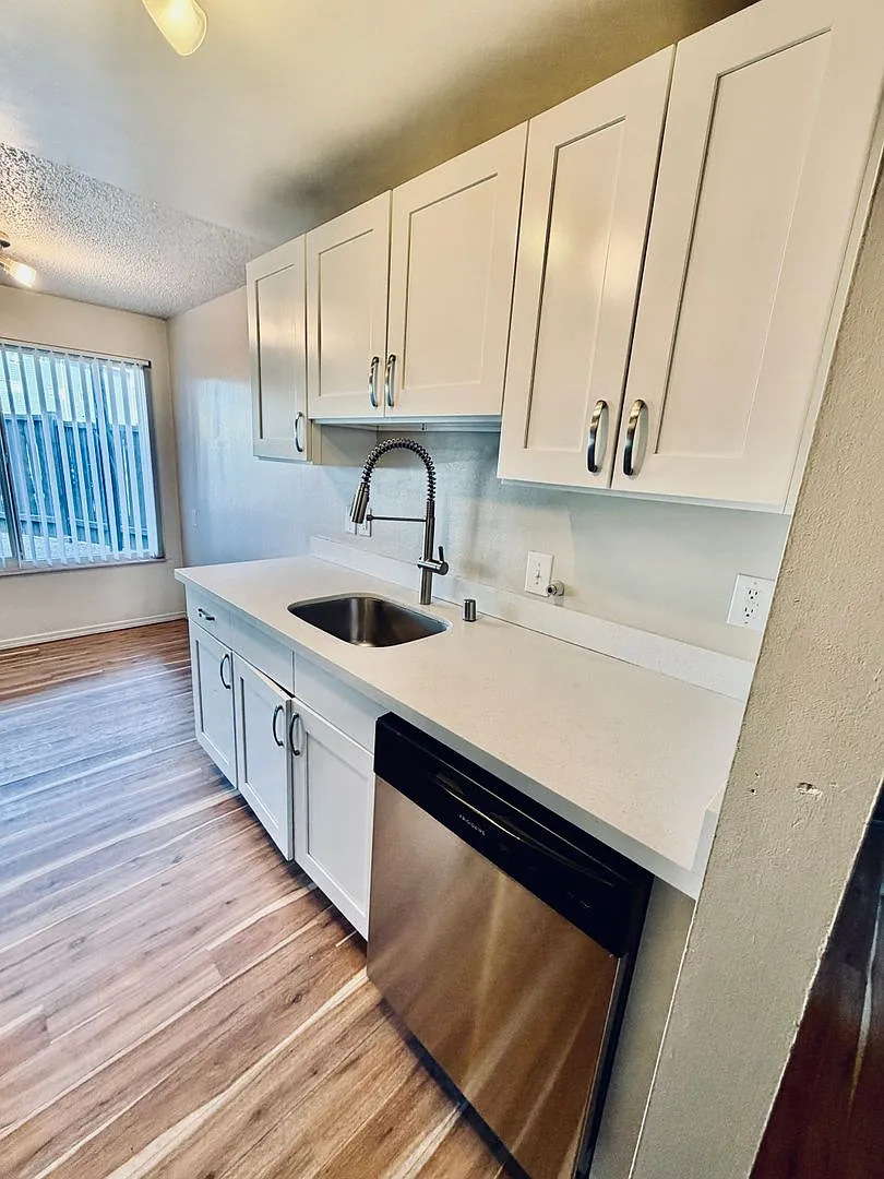 Eden Roc Apartments — Photo 3