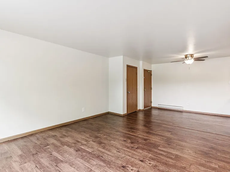 Woodfield Heights Apartments — Photo 15