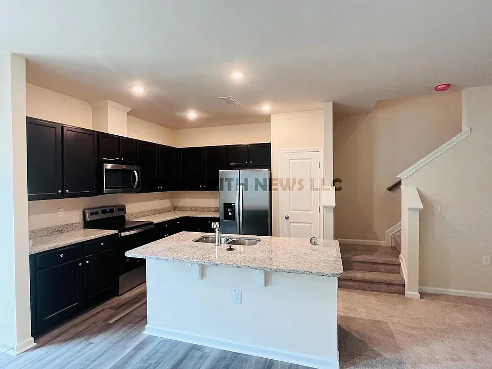 Building Photo - 851 McKenzie Park Ter