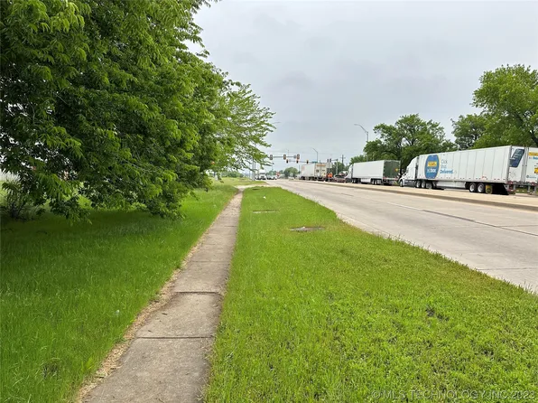 1122 N Wood Dr, Okmulgee, OK 74447