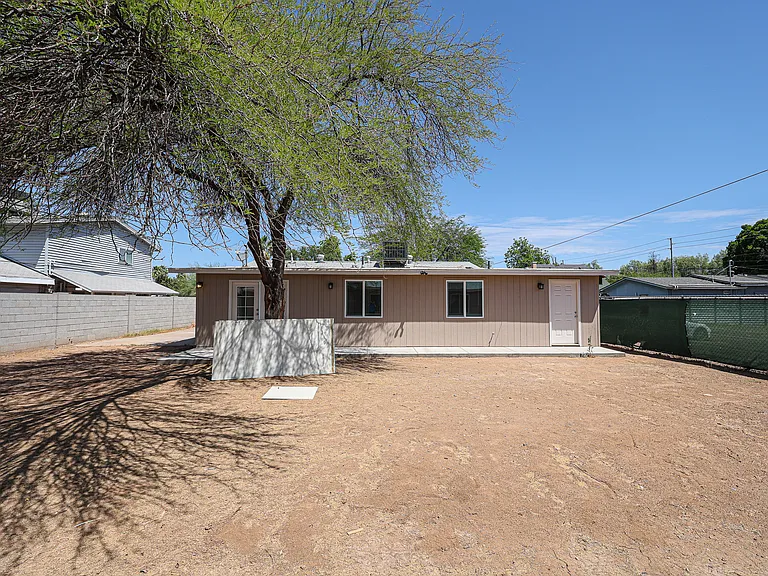 1053 E Weldon Ave — Photo 50