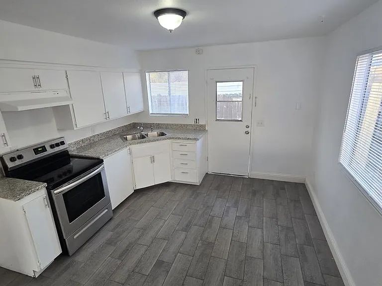 710 N Chester Ave — Photo 6