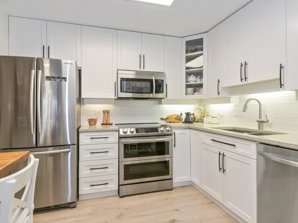 17727 58th Ave #103, Surrey, BC V3S 1L5