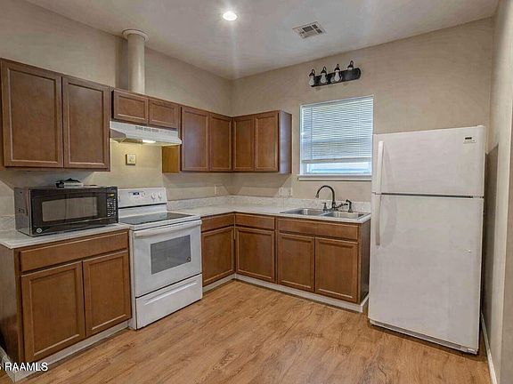 4th image of 255 Chatrian St