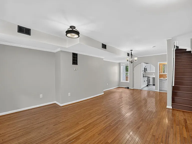 1004 Girard St NW — Photo 9