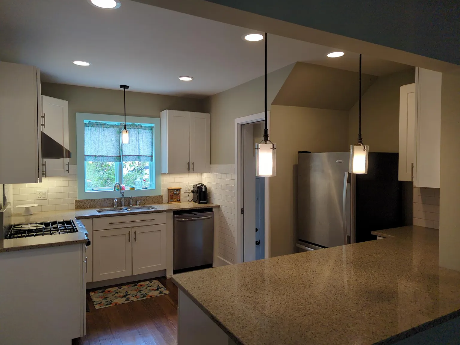 4 bed, 2.5 bath, 2600 sqft, $1,900 — Photo 3