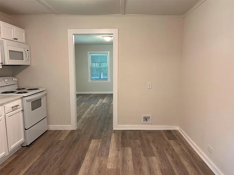 616 E Boothe St — Photo 5