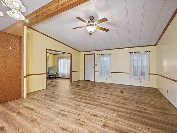 2nd image of 425 Vista Ln