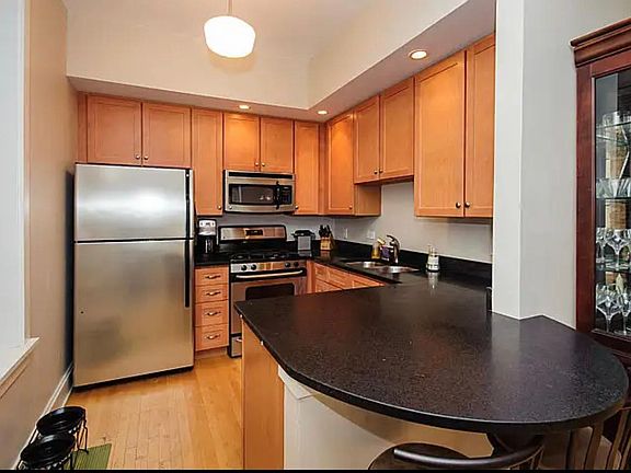 5th image of 1083 N Paulina St #1