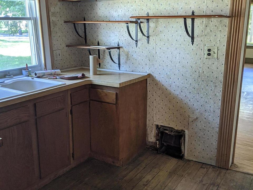 2nd image of 220 Illinois St