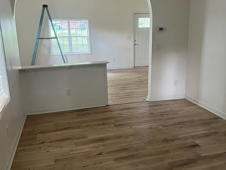 511 S Shamrock Ave — Photo 3