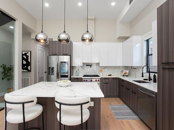 3rd image of 139 New York Ave Floor 2