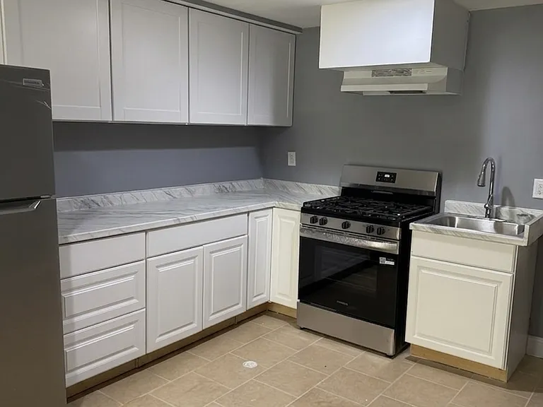 819 Hollywood Ave #1B — Photo 1