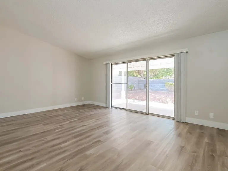 1555 Calabria Dr — Photo 4