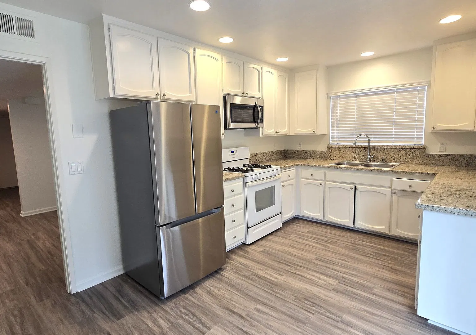 Spacious, 3BD/2.5BA Duplex with Large Fenced Yard: Close to Schools, Golf, Town! — Photo 1