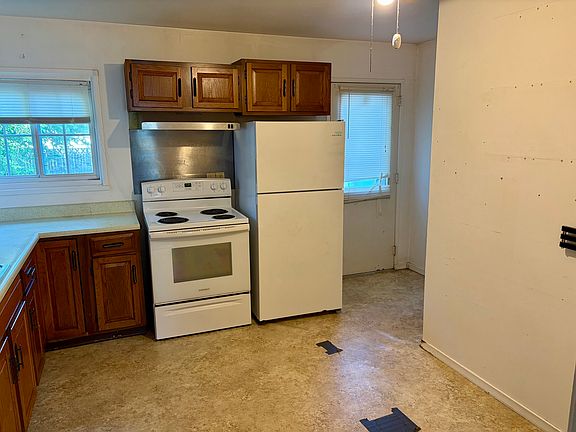 5th image of 105 S Miller St