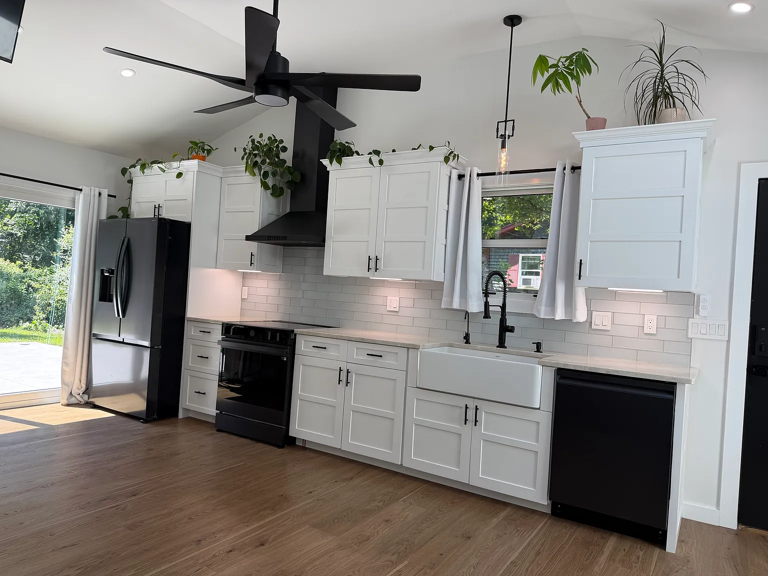 Studio, 650 sqft, $2,800 — Photo 3