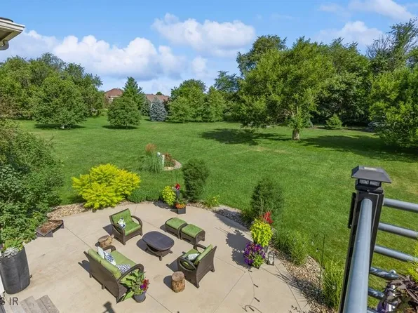 9709 Wickham Dr, Johnston, IA 50131