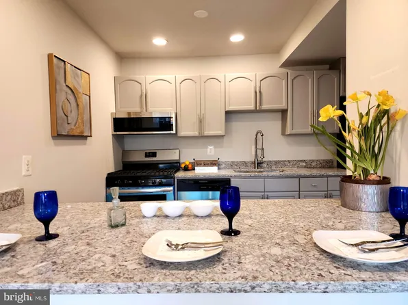 525 N Armistead St APT T2, Alexandria, VA 22312