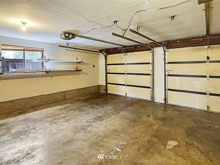 521 N 102nd St — Photo 23