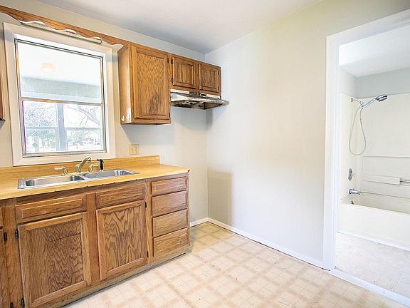 3rd image of 433 W 5th St