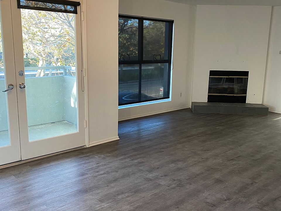 living room w balcony