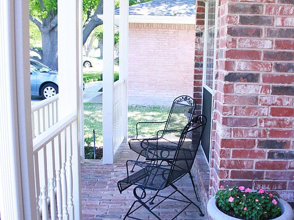 Front porch w/ fan