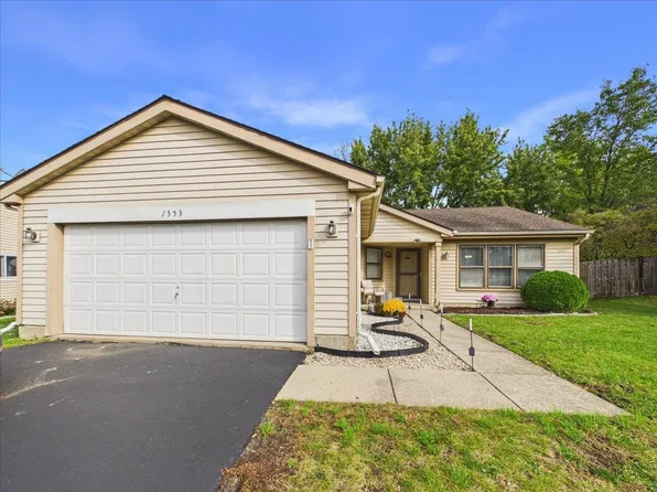 1353 Fountain Green Dr, Crystal Lake, IL 60014