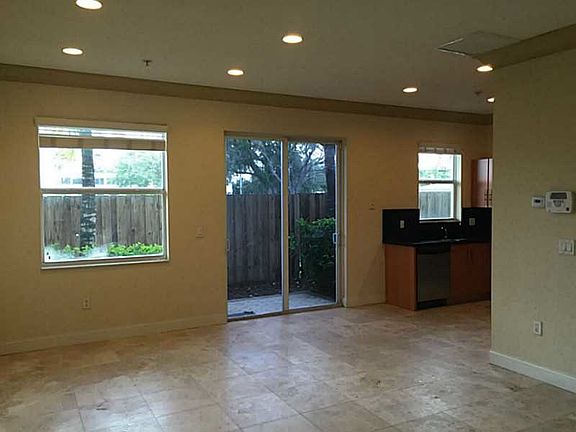5th image of 809 SE 18th Ct