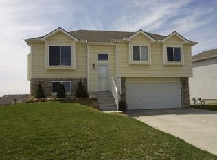 9215 N Paw Paw Dr, Kansas City, MO 64157