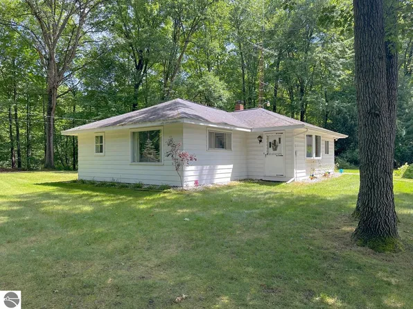 2512 N Smith St, Sanford, MI 48657