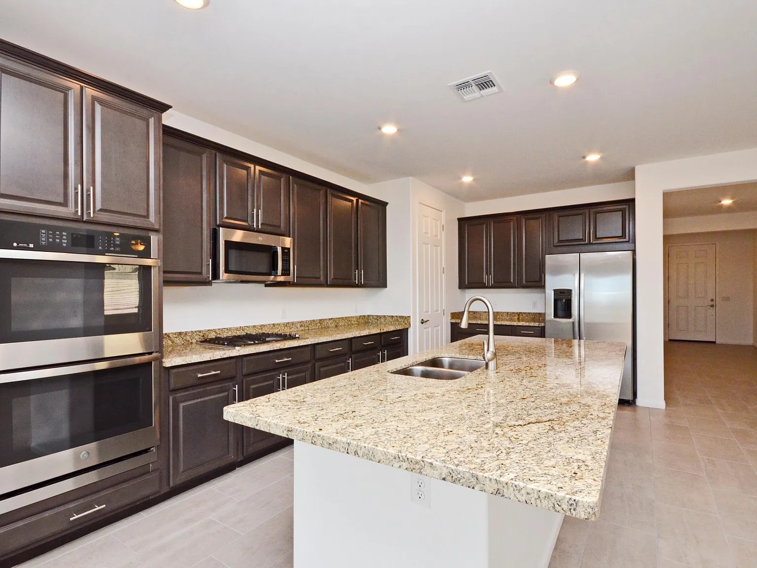 4 bed, 2167 sqft, $2,400 — Photo 4
