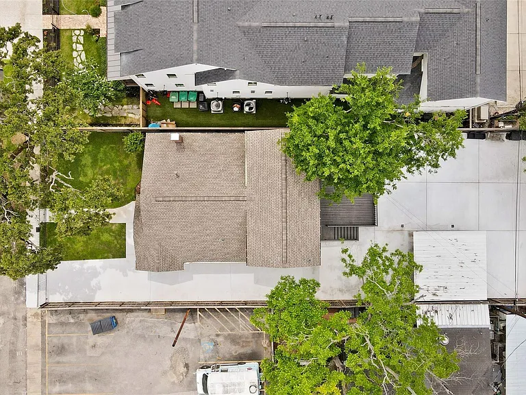 741 E 9th St — Photo 41