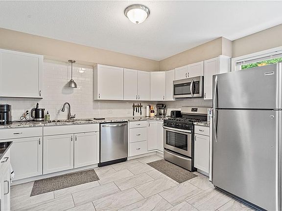 4th image of 905 Lindenwood Ln